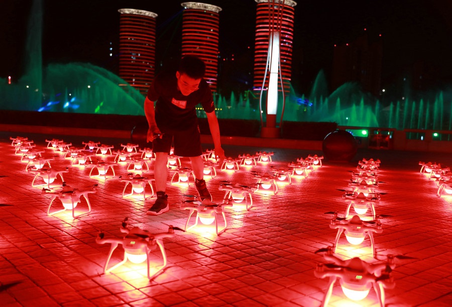 超震撼！500架無人機(jī)扮靚青城夜空
