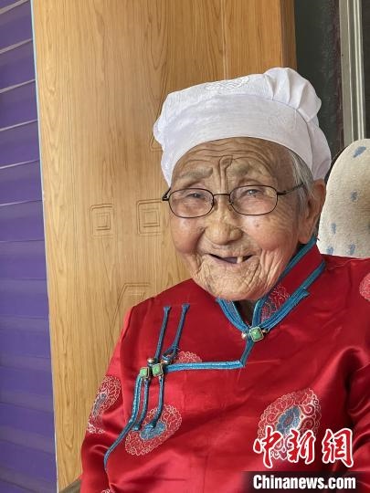 薩仁托婭拍攝的“草原母親”。　薩仁托婭供圖