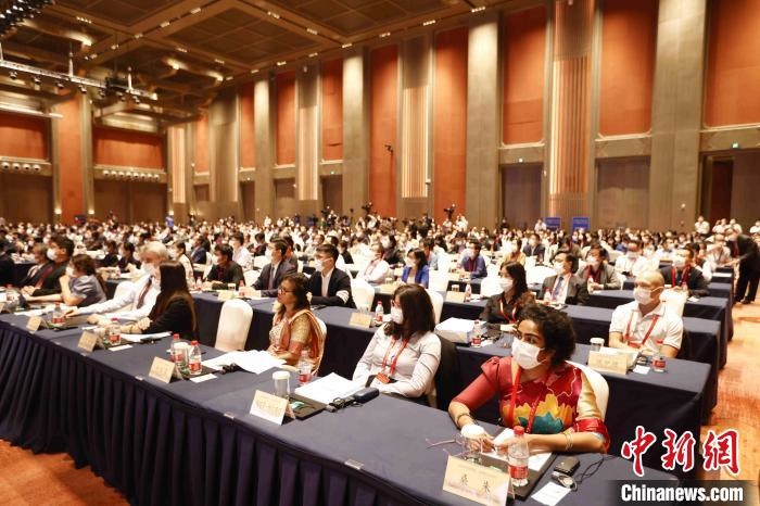 500余名專家學(xué)者、嘉賓代表以線上線下方式參加開幕式?！∈⒓样i 攝