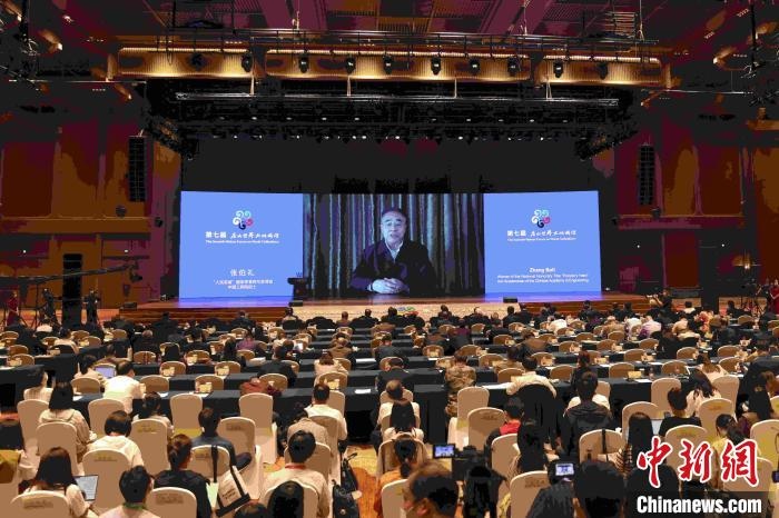 中國工程院院士、“人民英雄”國家榮譽(yù)稱號(hào)獲得者張伯禮通過視頻發(fā)表主旨演講?！∈⒓样i 攝