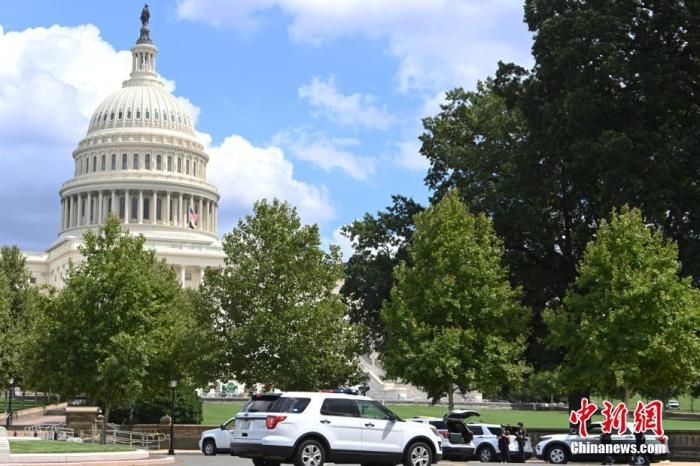 當(dāng)?shù)貢r(shí)間8月19日，一名男子駕駛黑色皮卡至國會(huì)圖書館前，并聲稱車上有炸彈。該事件導(dǎo)致美國國會(huì)大廈周邊街道封鎖，警方還疏散了周邊國會(huì)辦公樓和聯(lián)邦最高法院里的工作人員。圖為警方在美國會(huì)大廈西側(cè)廣場警戒。 <a target='_blank' href='http://www.chinanews.com/'>中新社</a>記者 陳孟統(tǒng) 攝