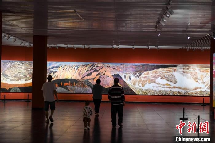 162米巨幅油畫長卷《黃河》吸引市民駐足觀看。　楊華峰 攝