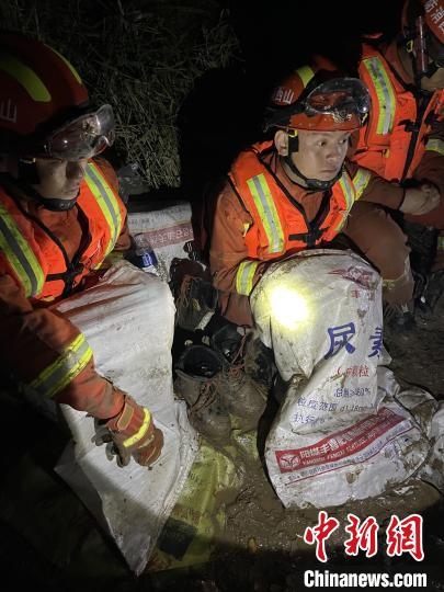 短暫修整期間，消防員脫掉鞋襪，用編織袋套住腿腳保暖?！￠Z旭輝 攝