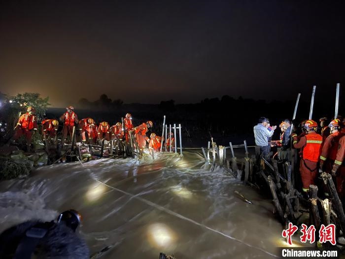 消防員分成左右兩路，同時發(fā)起決口封堵總攻?！￠Z旭輝 攝