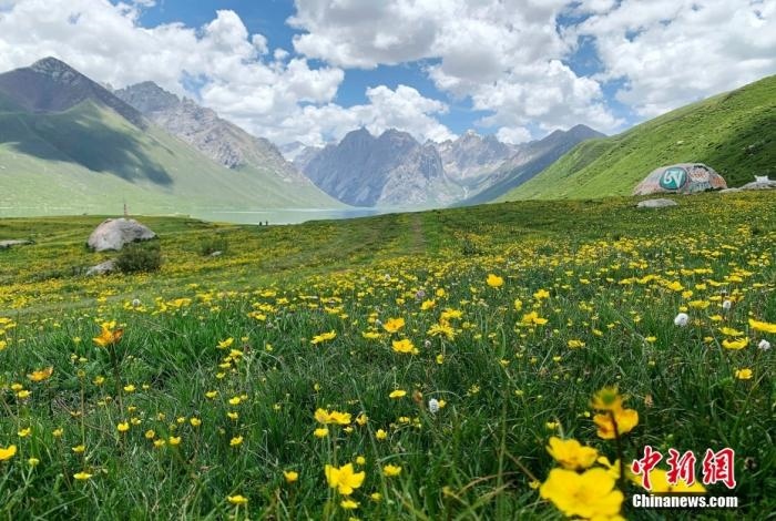 位于青海省果洛藏族自治州久治縣的年保玉則意為“神圣不可侵犯的地方”，山形如蓮花，總面積3469平方公里，保存有冰蝕地貌、冰磧地貌、現(xiàn)代冰川等地質(zhì)遺跡，有“天神后花園”之稱。
<a target='_blank' href='http://www.chinanews.com/'>中新社</a>記者 孫睿 攝