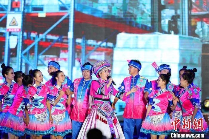 專場(chǎng)晚會(huì)上的民族歌舞表演?！涕L(zhǎng)嬌 攝