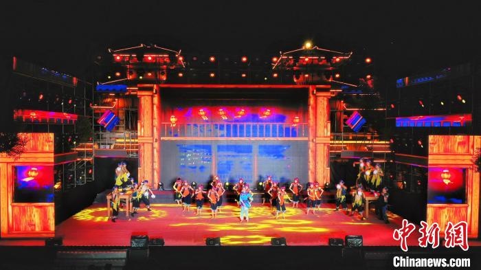 2021昭君文化旅游活動(dòng)專場(chǎng)晚會(huì)現(xiàn)場(chǎng)?！≈苄橇?攝