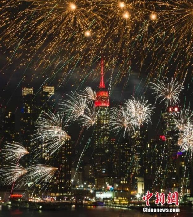 　　2018年，中國駐紐約總領(lǐng)事館前的哈德遜河上空燃放起焰火，慶祝中國狗年春節(jié)。