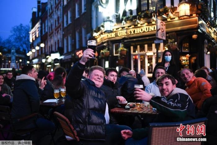 當(dāng)?shù)貢r間2021年4月12日，英國進(jìn)入放松疫情封鎖措施的第二階段。商鋪、理發(fā)店、健身房等被允許重新開張，酒吧和餐館也可以在室外營業(yè)。據(jù)悉，酒吧解封的第一晚，倫敦大批民眾在市中心喝酒跳舞，場面宛如狂歡節(jié)。