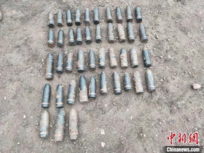 圖為發(fā)現(xiàn)的遺留炮彈?！√厝崭駱?lè) 攝