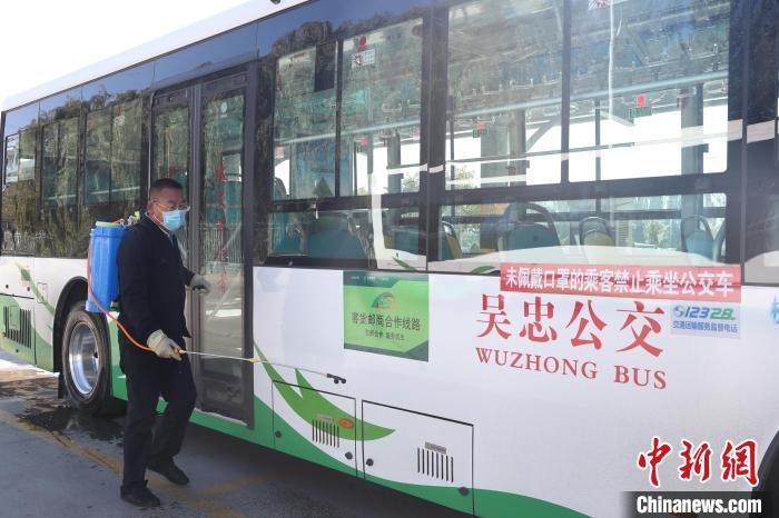 工作人員正在對(duì)公交車進(jìn)行消殺?！∮诰?攝