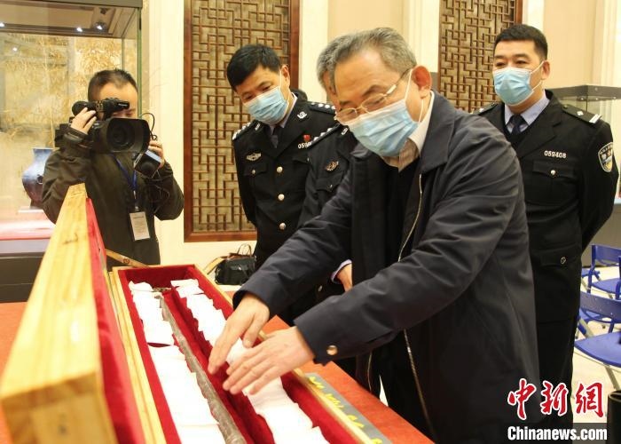 山東博物館館長鄭同修介紹涉案文物龍首錯銀木柲銅杖?！≮w曉 攝