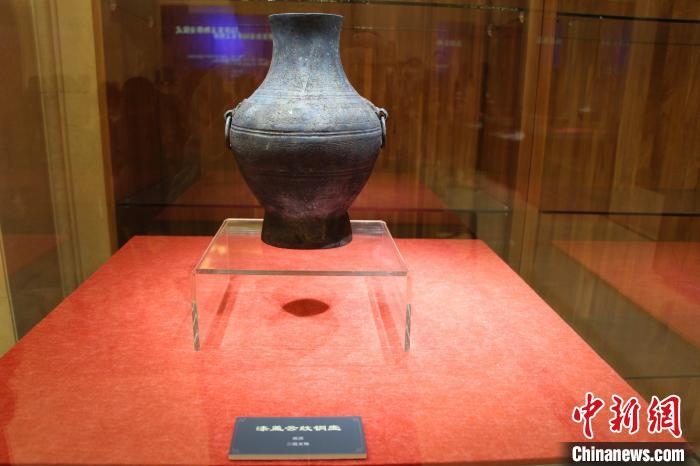 二級文物戰(zhàn)國時期漆蓋云紋銅壺?！≮w曉 攝