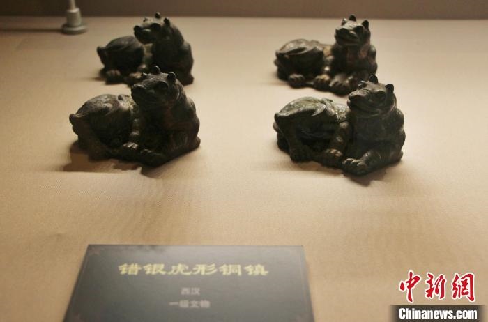 一級文物錯銀虎形銅鎮(zhèn)。　趙曉 攝