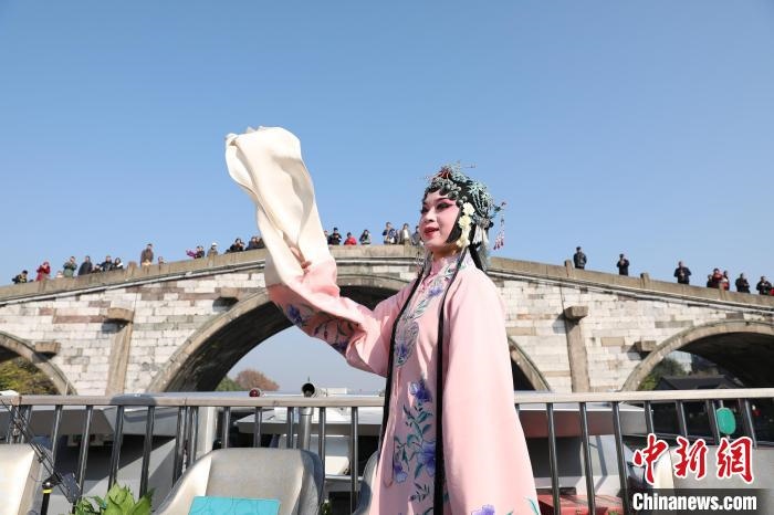 2019京杭對話的大運河京杭雅集活動中，浙江昆劇團國家一級演員楊崑在中國大運河(杭州段)上進行表演?！⌒燔?攝 攝