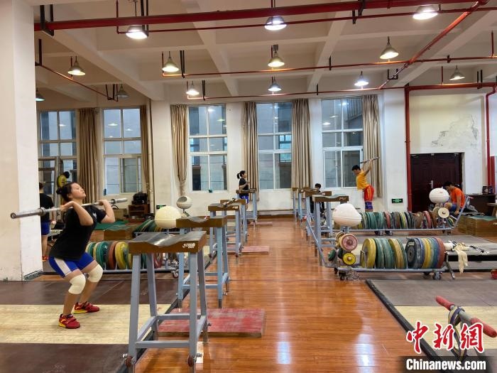 石智勇的師弟師妹們訓(xùn)練場景?！×植?攝