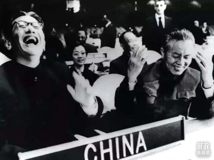△1971年11月15日，以外交部副部長喬冠華(左一)為團長、黃華(右一)為副團長的中國代表團，首次出現(xiàn)在聯(lián)合國大會上。(資料圖)