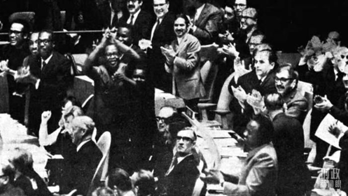 △第2758號決議通過后，現(xiàn)場爆發(fā)出熱烈歡呼聲。(資料圖)