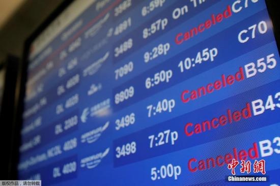 水管破裂造成第四航站樓的多家航班延誤或取消。圖為航站樓內(nèi)的電子公告牌顯示航班信息。
