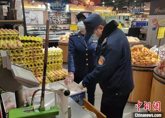 圖為疫情期間，甘肅嘉峪關(guān)市場(chǎng)監(jiān)管局工作人員檢查蔬菜市場(chǎng)。　 柴佳楠 　攝