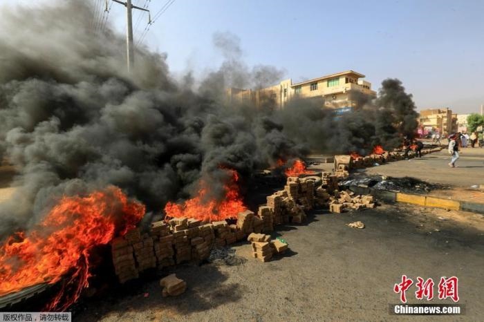 當(dāng)?shù)貢r間10月25日，蘇丹局勢發(fā)生突變，過渡政府總理被“綁架”，政府部長被軍方抓捕，國家進(jìn)入緊急狀態(tài)，大量民眾走上街頭對軍方行動進(jìn)行抗議，已有7人在抗議活動中死亡，140人受傷。圖為抗議活動中燃燒的輪胎。