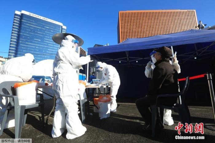 資料圖：韓國首爾，醫(yī)務人員對市民進行新冠病毒檢測。