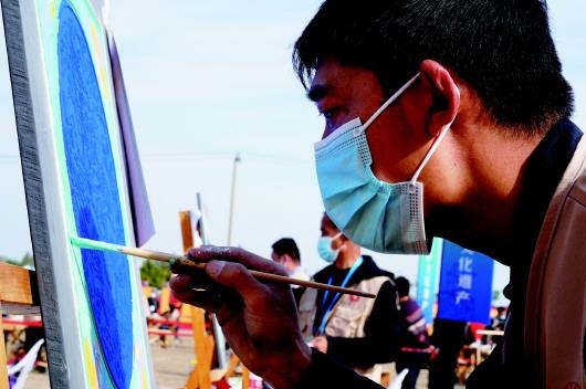 　　參加文物技能競賽彩畫項目的選手。