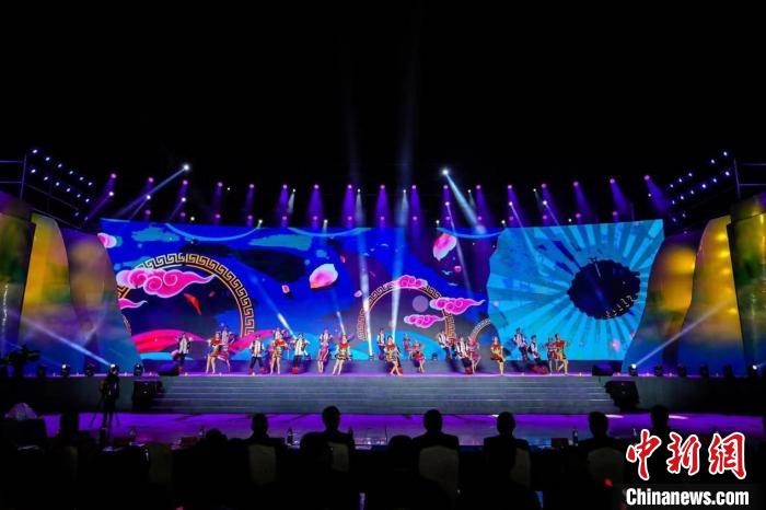 圖為中國·重慶秀山第二屆“金山銀山”文化旅游節(jié)開幕現(xiàn)場。　秀山縣文旅委供圖