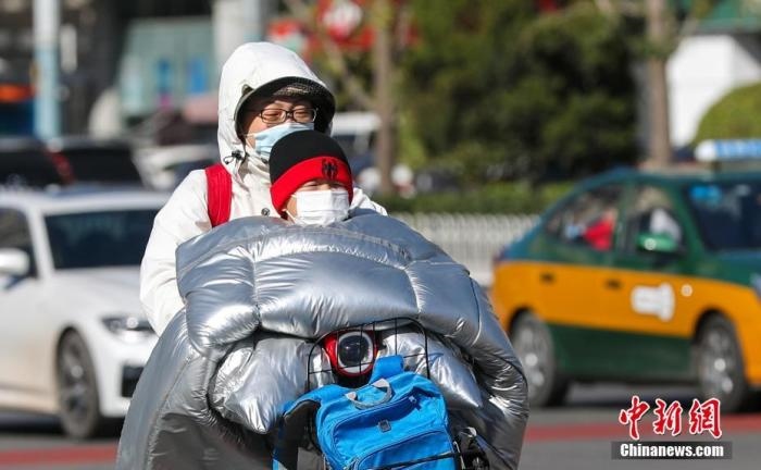 資料圖：市民在大風(fēng)降溫天氣下出行。 <a target='_blank' href='http://www.chinanews.com/'>中新社</a>記者 賈天勇 攝