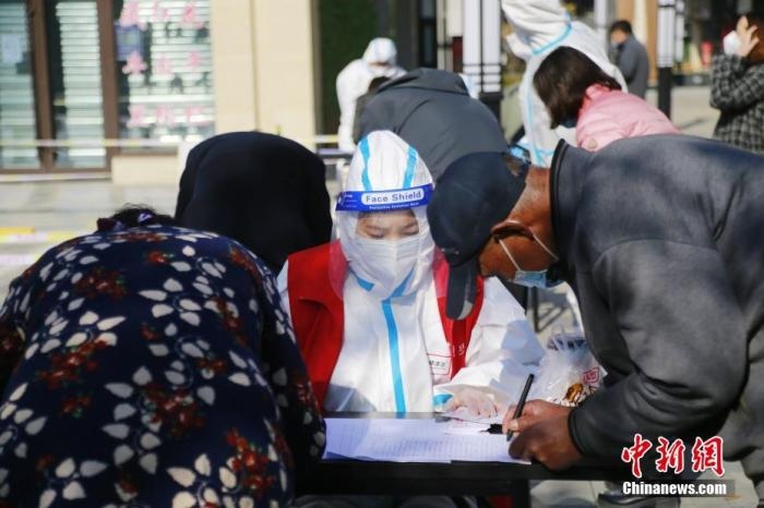 資料圖：青海省西寧市城西區(qū)一核酸檢測(cè)采樣點(diǎn)，居民進(jìn)行信息登記。<a target='_blank' href='http://www.chinanews.com/'>中新社</a>記者 馬銘言 攝