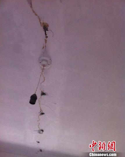 資料圖：房頂開裂。