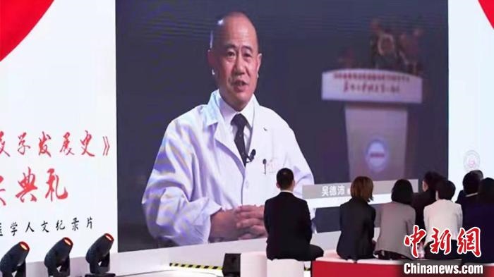 近20位中國血液學領(lǐng)域頂級專家深度聚焦多種血液疾病研究等，從拓荒、建立、追趕到領(lǐng)先的發(fā)展歷程。　陳靜 攝