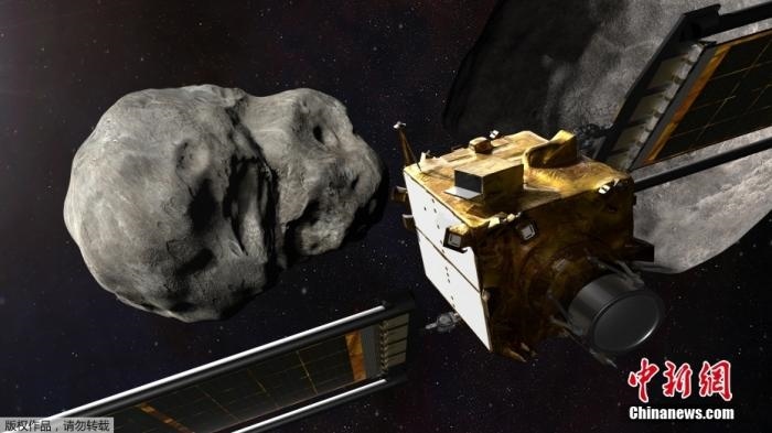 當?shù)貢r間11月4日，法新社公布了兩張來自美國宇航局的太空效果圖，畫面顯示一艘宇宙飛船從小行星后面進行撞擊。據(jù)悉，美國宇航局計劃讓一艘以每小時24000公里的速度飛行的宇宙飛船撞上一顆小行星以進行“行星防御”測試，雖然地球尚且沒有面臨如此緊迫的危險。