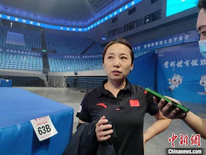 中國滑冰協(xié)會主席、前中國短道速滑隊主教練李琰表示，”冰雪惠民計劃“能推動更多人上冰 郝凌宇 攝