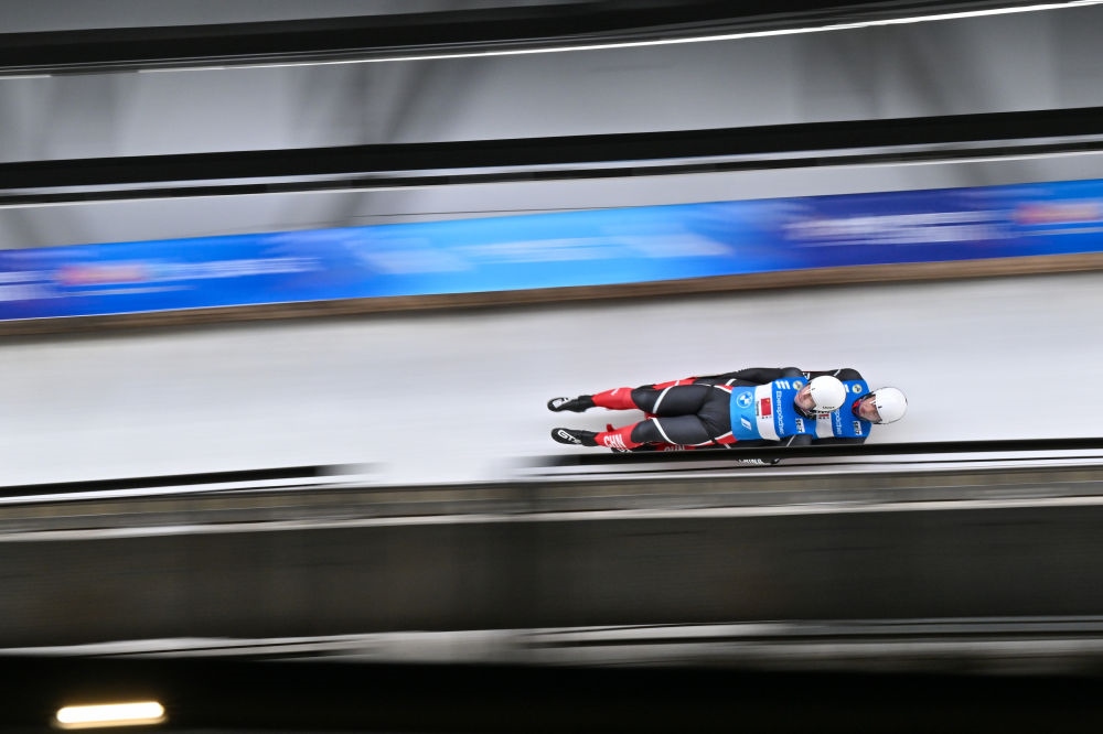 11月21日，“相約北京”國際雪橇聯(lián)合會雪橇世界杯，中國選手黃葉波/彭俊越在團體接力比賽中。新華社記者陳益宸攝