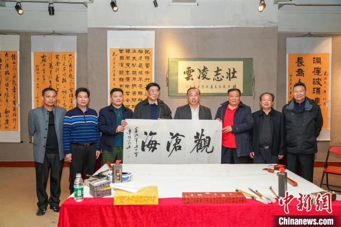 圖為百名將軍書畫展活動現(xiàn)場?！∷涡憬?攝 攝