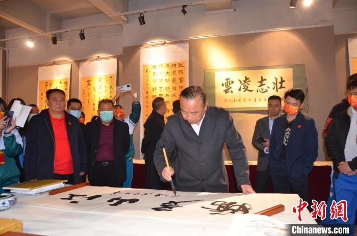 圖為“鐵軍老戰(zhàn)士”、著名書法家、解放軍報原副總編輯連俊義少將現(xiàn)場揮毫?！☆佇玛?攝 攝