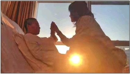 每天早上媽媽醒來(lái)后，母女倆都會(huì)迎著晨曦握手、擊掌。　視頻截圖