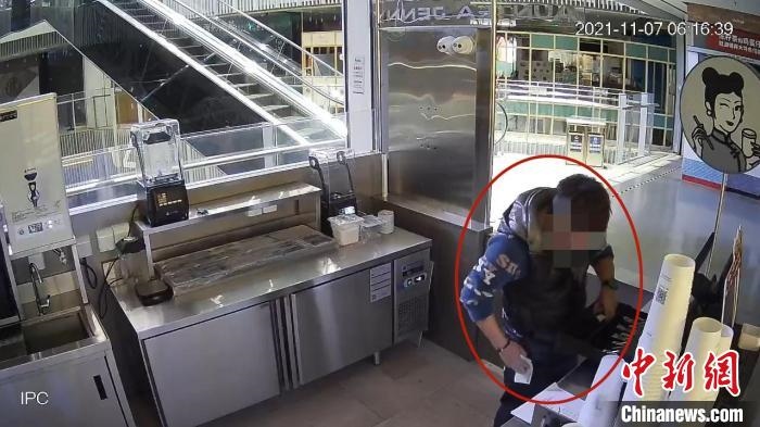 嫌疑人實施犯罪行為的監(jiān)控視頻?！↑S浦公安供圖