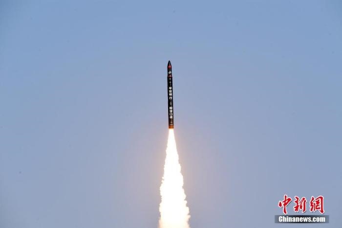 北京時(shí)間2021年12月7日12時(shí)12分，谷神星一號(hào)遙二運(yùn)載火箭在中國(guó)酒泉衛(wèi)星發(fā)射中心成功發(fā)射升空，將搭載的天津大學(xué)一號(hào)、麗澤一號(hào)、寶醞號(hào)、金紫荊五號(hào)、金紫荊一號(hào)03星等5顆小衛(wèi)星順利送入預(yù)定軌道，發(fā)射任務(wù)獲得圓滿(mǎn)成功。汪江波 攝