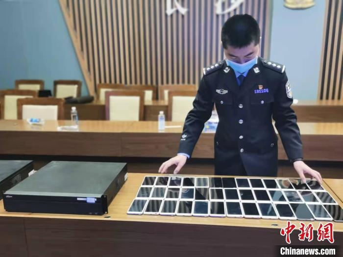 民警展示作案工具。　長(zhǎng)沙市公安局供圖