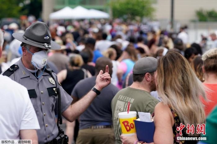 當(dāng)?shù)貢r(shí)間6月17日，美國(guó)肯塔基州國(guó)會(huì)大樓外，上千名在疫情期間失業(yè)的美國(guó)民眾在此排隊(duì)等候進(jìn)入大樓。據(jù)悉肯塔基州在疫情期間開(kāi)設(shè)了臨時(shí)失業(yè)辦公室。