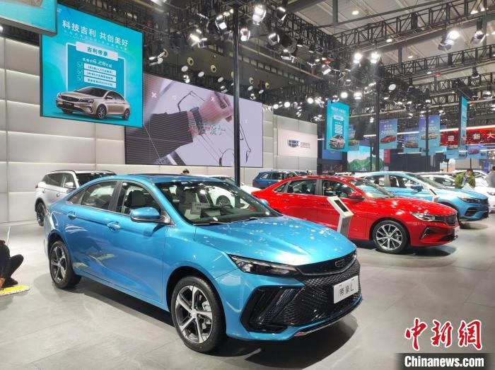 長沙國際車展上展出的汽車?！√菩∏?攝