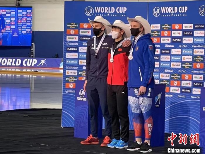 寧忠?guī)r在頒獎(jiǎng)儀式上?！『邶埥◇w育局提供