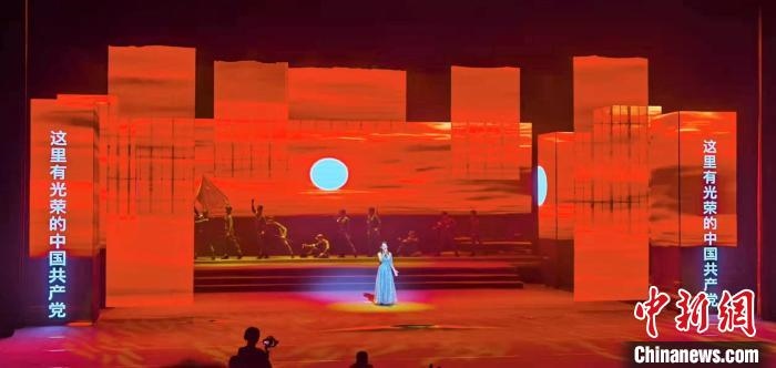 圖為“百年風華”大型音樂史詩劇現(xiàn)場?！⒑ｌ` 攝