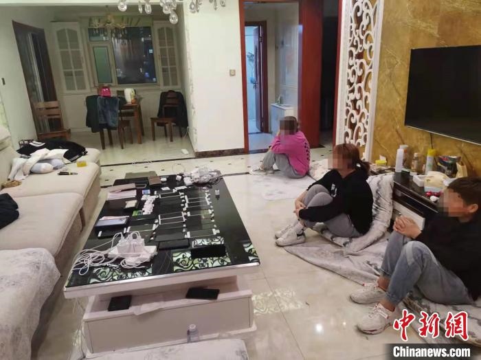 資料圖為果洛藏族自治州公安民警抓獲的犯罪嫌疑人?！‖斍呖h公安局供圖