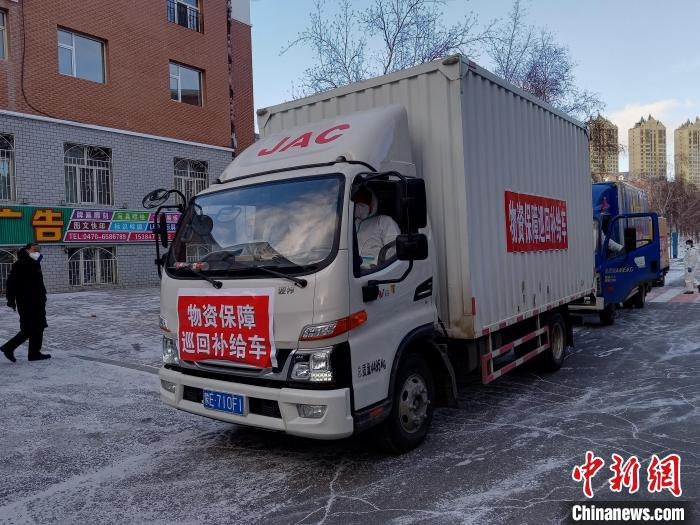 圖為滿洲里物資保障巡回補給車隊配貨現(xiàn)場?！∏靥饌?攝
