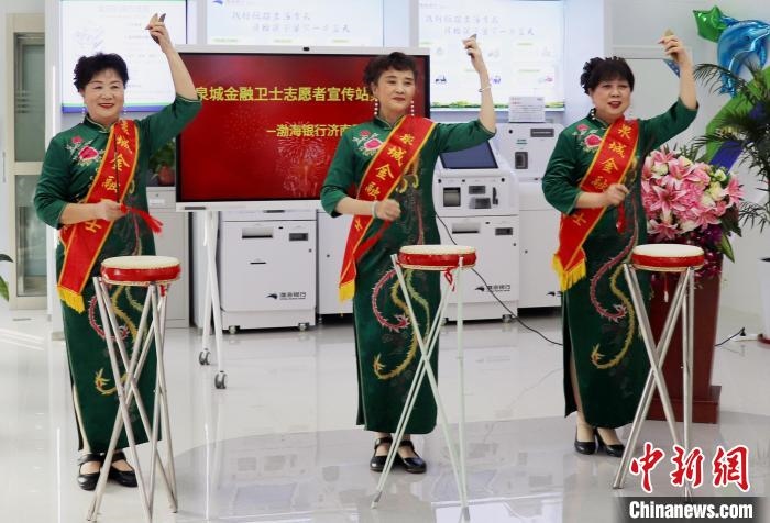 “防詐奶奶團”在建站現(xiàn)場 表演山東大鼓宣傳金融知識 李明芮 攝