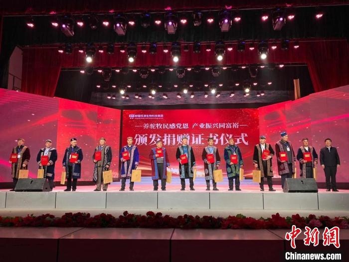 阿勒泰地區(qū)牧民靠企業(yè)的幫扶走上了致富道路?！」o琨 攝