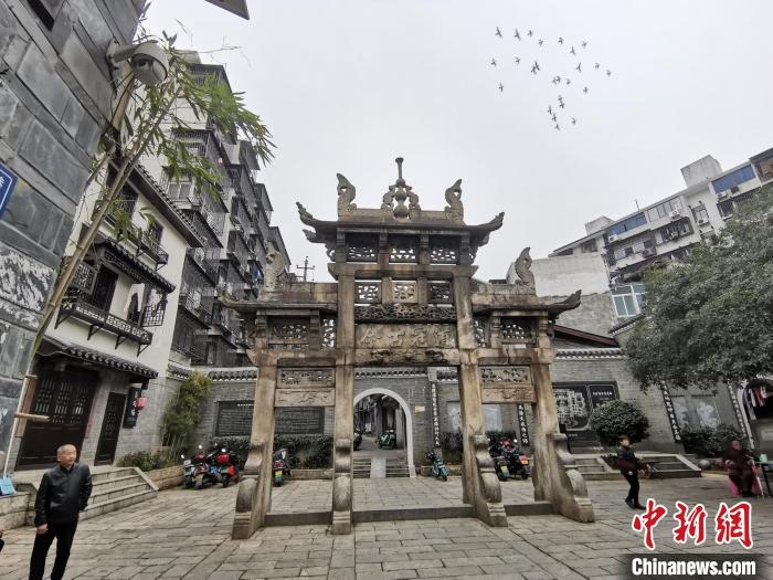 “道冠古今”牌坊?！×荷?攝